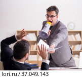 Angry boss shouting at his employee. Стоковое фото, фотограф Elnur / Фотобанк Лори