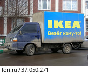 Автомобиль службы доставки с надписью "ИКЕА. Везет кому-то!". Суздальская улица. Район Новокосино. Город Москва (2012 год). Редакционное фото, фотограф lana1501 / Фотобанк Лори