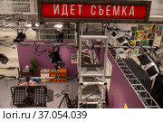 Съемочная площадка проекта "Санта Барбара" в культурном центре ГЭС-2 на Болотной набережной города Москвы, Россия (2021 год). Редакционное фото, фотограф Николай Винокуров / Фотобанк Лори