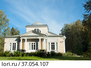 St. Petersburg, Russia - September 22, 2021: pavillon des roses, of roses pavilion in Pavlovskiy Park at sunny autumn day. Стоковое фото, фотограф Короленко Елена / Фотобанк Лори