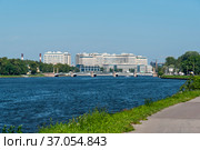 Река Малая Невка, Каменноостровский мост и ЖК "Риверсайд". Санкт-Петербург (2019 год). Редакционное фото, фотограф Александр Щепин / Фотобанк Лори