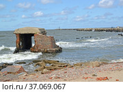Руина каземата морского форта "Западный" в Балтийском море. Балтийск, Калининградская область (2020 год). Стоковое фото, фотограф Ирина Борсученко / Фотобанк Лори