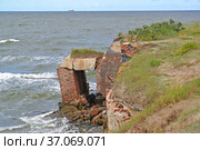 Развалины каземата морского форта "Западный". Балтийск, Калининградская область (2020 год). Стоковое фото, фотограф Ирина Борсученко / Фотобанк Лори