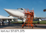 Советский и российский дальний сверхзвуковой ракетоносец-бомбардировщик Ту-22М3 Backfire бортовой номер RF-34050 на Международном авиа салоне МАКС-2019 в Жуковском, Россия, вид слева-спереди. Редакционное фото, фотограф Малышев Андрей / Фотобанк Лори