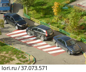 Припаркованные автомобили на площадке для пожарной спецтехники во дворе. Новокосинская улица. Район Новокосино. Город Москва (2012 год). Редакционное фото, фотограф lana1501 / Фотобанк Лори