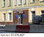 ПАО «Банк ВТБ 24», дополнительный офис «Покровка». Улица Покровка, 28, строение 1. Басманный район. Город Москва (2014 год). Редакционное фото, фотограф lana1501 / Фотобанк Лори