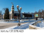 Памятная стела с часами в честь основания поселка Колтуши. Ленинградская область (2021 год). Редакционное фото, фотограф Александр Щепин / Фотобанк Лори