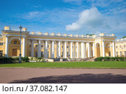 Центральная часть Александровского дворца солнечным июльским днем. Царское Село,окрестности Санкт-Петербурга (2015 год). Редакционное фото, фотограф Виктор Карасев / Фотобанк Лори