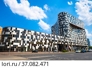 Бизнес-центр "Линкор". Улица Авиаконструктора Микояна, дом 12. Солнечный летний день. Москва. Россия (2021 год). Редакционное фото, фотограф E. O. / Фотобанк Лори
