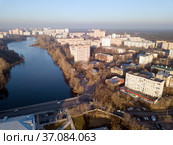 Aerial view of the residential neighborhood and public park on the banks of Pekhorka river on a sunny autumn day. City of Balashikha, Moscow oblast, Russia. (2021 год). Стоковое фото, фотограф Bala-Kate / Фотобанк Лори