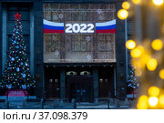 Новогоднее оформление парадного входа в Государственную Думу Российской Федерации в центре города Москвы, Россия (2021 год). Редакционное фото, фотограф Николай Винокуров / Фотобанк Лори