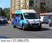 Маршрутное такси 322м на рейсе. Первомайская улица. Район Измайлово. Город Москва (2012 год). Редакционное фото, фотограф lana1501 / Фотобанк Лори