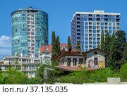 Сочи, улица Депутатская, жилые комплексы "Раевский" и "Метрополь" (2021 год). Редакционное фото, фотограф glokaya_kuzdra / Фотобанк Лори