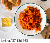 Lazos con tomate, spanish pasta in tomato sauce. Стоковое фото, фотограф Яков Филимонов / Фотобанк Лори