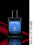Одеколон DEEP BLUE.(Мужской). (2022 год). Редакционное фото, фотограф Кирилл Репневский / Фотобанк Лори