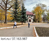 Люди гуляю в саду имени С.Т. Аксакова осенью. Уфа, Республика Башкортостан (2021 год). Редакционное фото, фотограф Овчинникова Ирина / Фотобанк Лори
