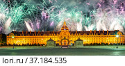 Celebratory colorful fireworks over the Les Invalides (The National Residence of the Invalids) at night. Paris, France (2014 год). Стоковое фото, фотограф Владимир Журавлев / Фотобанк Лори