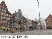 Ordinary people walk the Grosse Strasse, Flensburg (2017 год). Редакционное фото, фотограф EugeneSergeev / Фотобанк Лори