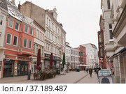 Flensburg, Ordinary people walk on the Grosse Strasse (2017 год). Редакционное фото, фотограф EugeneSergeev / Фотобанк Лори