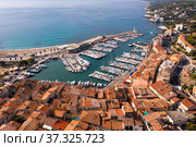Drone view of coastal French town of Cassis overlooking port. Стоковое фото, фотограф Яков Филимонов / Фотобанк Лори