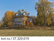 Реставрируемая церковь Рождества Пресвятой Богородицы в осених лучах заходящего солнца у деревни Жаворонково Верховажского района Вологодской области (2020 год). Стоковое фото, фотограф Николай Мухорин / Фотобанк Лори