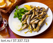 Dietary mullet fish. Fried fish in a plate with parsley and lemon. Стоковое фото, фотограф Яков Филимонов / Фотобанк Лори