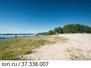 Поселок Салым . Пляж на озере Сырковый Сор (2018 год). Стоковое фото, фотограф Александр Циликин / Фотобанк Лори