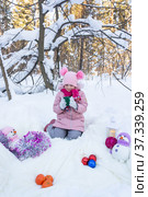 Портрет девочки в новогоднем заснеженном зимнем лесу. Portrait of a girl in a New Year's snowy winter forest. (2022 год). Редакционное фото, фотограф Мария / Фотобанк Лори