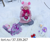 Портрет девочки в новогоднем заснеженном зимнем лесу. Portrait of a girl in a New Year's snowy winter forest. (2022 год). Редакционное фото, фотограф Мария / Фотобанк Лори