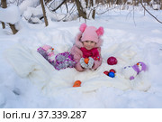 Портрет девочки в новогоднем заснеженном зимнем лесу. Portrait of a girl in a New Year's snowy winter forest. (2022 год). Редакционное фото, фотограф Мария / Фотобанк Лори
