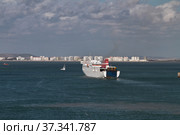 Грузо-пассажирский паром выходит в море. Кадис, Испания (2012 год). Стоковое фото, фотограф Вадим Хомяков / Фотобанк Лори