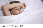The sick boy lies in bed. High body temperature. The child has a cold. Coronavirus infection omicron. Flu. Treatment at home. Hospital for childcare. Child has a headache. Home quarantine. Стоковое видео, видеограф Ирина Ткачук / Фотобанк Лори