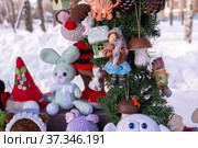 Новогодняя ярмарка. Товары ручной работы. Елочные игрушки. New Year's Fair. Handmade goods. Christmas tree toys (2022 год). Редакционное фото, фотограф Мария / Фотобанк Лори