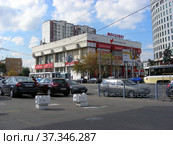 Кинотеатр имени Моссовета. Сооружён в 1985 году. Преображенская площадь, 12. Город Москва (2013 год). Редакционное фото, фотограф lana1501 / Фотобанк Лори