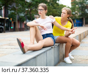Girl asks girlfriend for forgiveness. Girl is unhappy upset there is no reluctance to talk. Стоковое фото, фотограф Яков Филимонов / Фотобанк Лори