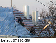 Ремонт крыши многоквартирного дома (2021 год). Редакционное фото, фотограф EgleKa / Фотобанк Лори