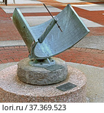 Camp Columbia Sundial, dedicated to the memory of Dean Wesley J. Hennessy. ​Columbia University in New York City (2021 год). Редакционное фото, фотограф Валерия Попова / Фотобанк Лори