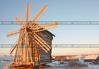 Old wooden windmill, Kizhi Island, Karelia (2017 год). Редакционное фото, фотограф Алексей Кокоулин / Фотобанк Лори