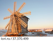 Old wooden windmill, Kizhi Island, Karelia (2017 год). Редакционное фото, фотограф Алексей Кокоулин / Фотобанк Лори