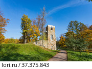 Россия. Стрельна. Орловский парк. Руинная башня (2021 год). Редакционное фото, фотограф Литвяк Игорь / Фотобанк Лори