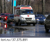 Автомобиль скорой медицинской помощи. Сиреневый бульвар. Район Измайлово. Город Москва (2013 год). Редакционное фото, фотограф lana1501 / Фотобанк Лори