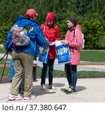 Moscow, Russia - May 31. 2021. LDPR - Liberal Democratic Party of Russia - Members hand out packages of campaign materials to people. Редакционное фото, фотограф Володина Ольга / Фотобанк Лори