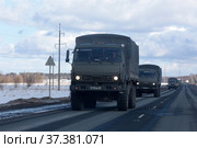 Военная автоколонна на трассе А-240 (2022 год). Редакционное фото, фотограф Дмитрий Неумоин / Фотобанк Лори