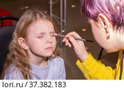 Визажист делает макияж ребенку. A makeup artist makes makeup for a child. Стоковое фото, фотограф Мария / Фотобанк Лори