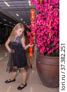 Красивый нарядный ребенок выступает на детском конкурсе красоты. A beautiful dressed-up child performs at a children's beauty contest. (2021 год). Редакционное фото, фотограф Мария / Фотобанк Лори