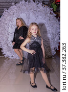 Красивый нарядный ребенок выступает на детском конкурсе красоты. A beautiful dressed-up child performs at a children's beauty contest. (2021 год). Редакционное фото, фотограф Мария / Фотобанк Лори
