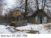 Дом с колодцем села Казаричи Брянской области (2022 год). Редакционное фото, фотограф Дмитрий Неумоин / Фотобанк Лори