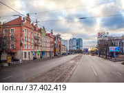 Ленинский проспект - дома в «ганзейском» стиле с видом на Дом Советов. Калининград (2021 год). Редакционное фото, фотограф Сергей Афанасьев / Фотобанк Лори