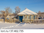 Wooden house with carved architraves on the windows in winter day (2021 год). Стоковое фото, фотограф Дмитрий Тищенко / Фотобанк Лори