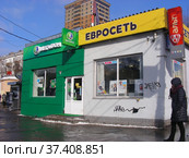 Салон связи "Евросеть", салон сотовой связи "Мегафон". Торговый павильон. Первомайская улица, 77, строение 2. Район Измайлово. Город Москва (2013 год). Редакционное фото, фотограф lana1501 / Фотобанк Лори